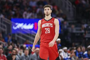 全面！申京上半场8投4中得到9分4篮板3助攻 0失误